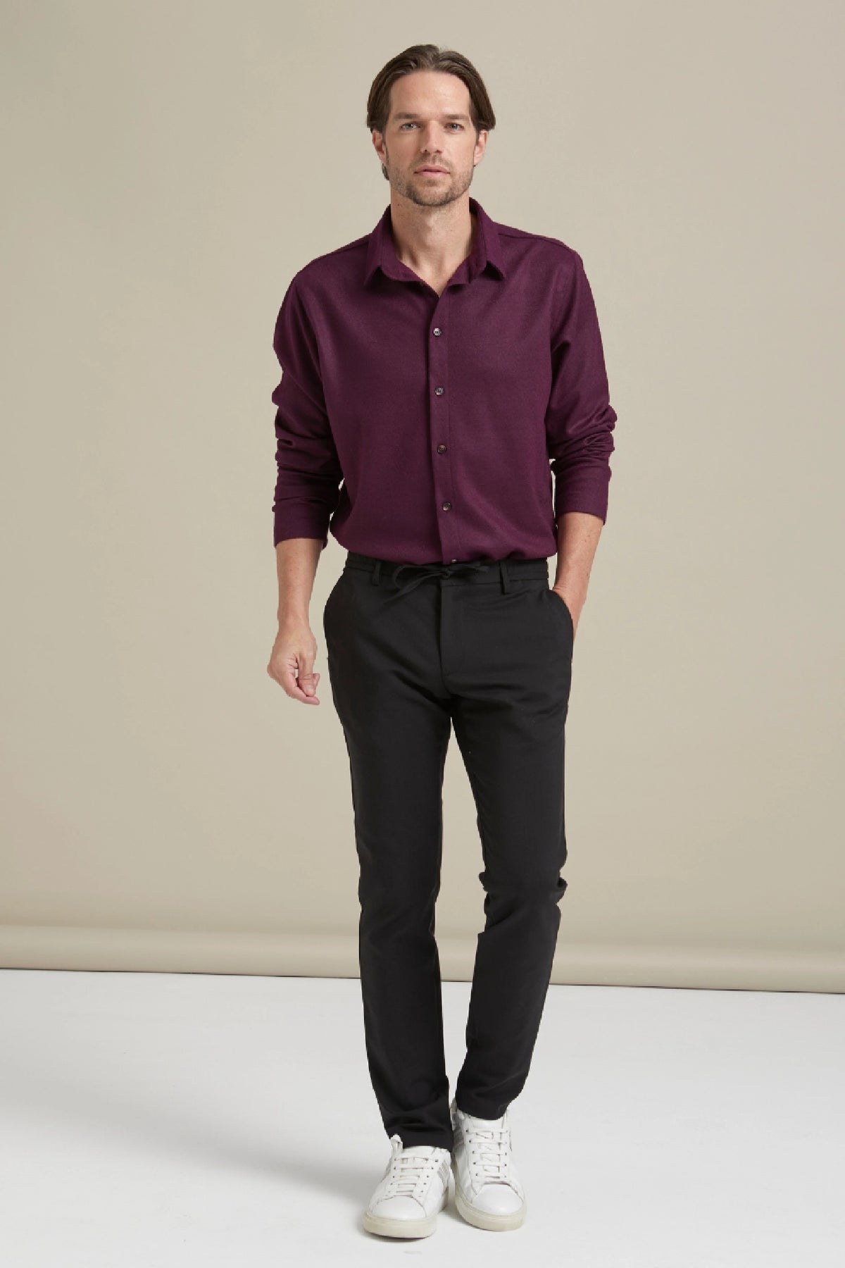 Bordo gömlek giyen erkek modelin üzerinde duran siyah Gentle Chino pamuklu pantolon