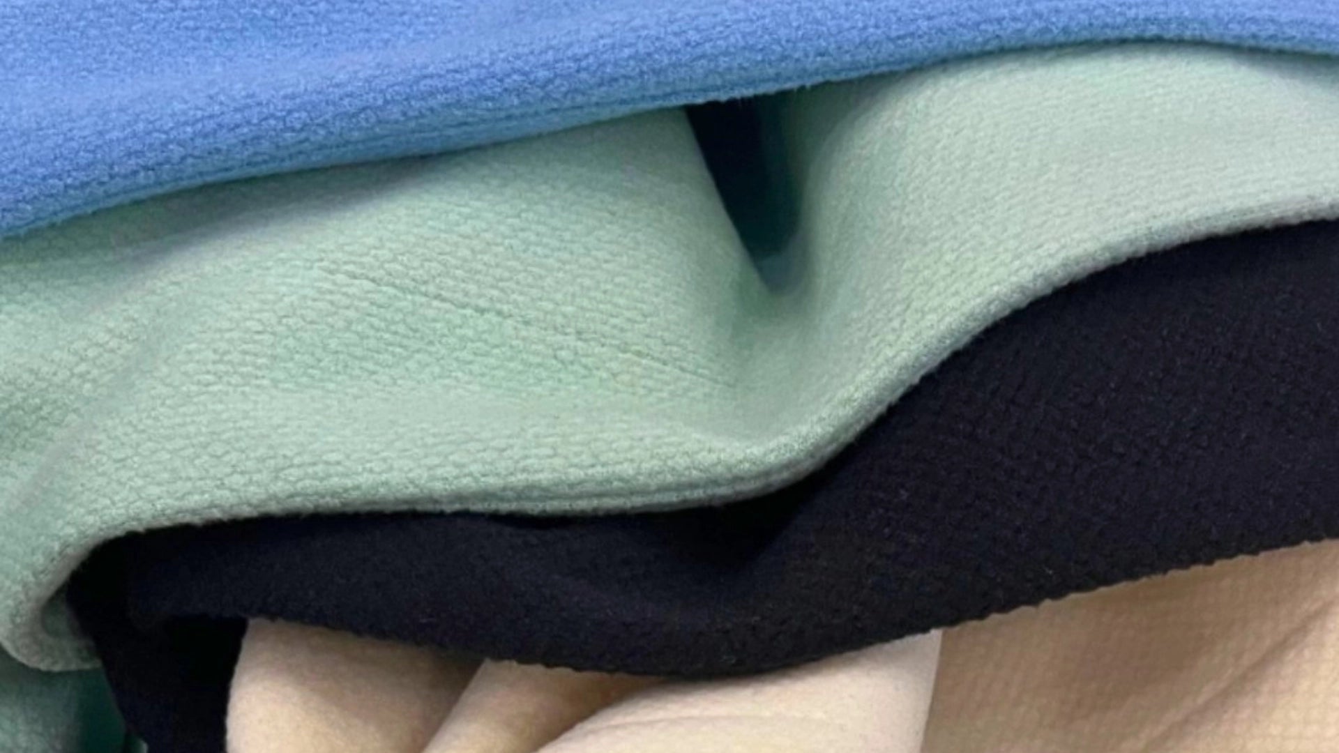 Soft touch hoodie- Unisex Kapüşonlu Sweatshirt Dokulu örme kumaşı yakın çekim banner görseli