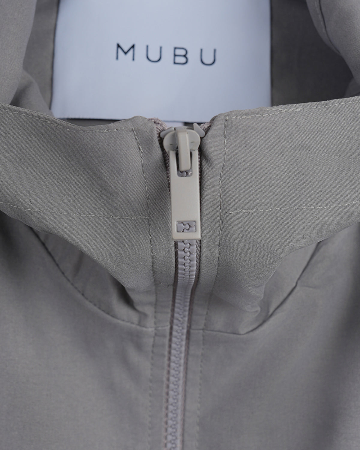 SWAY Füme unisex rüzgarlık mont – ghost çekim – boyun detay örünümü
