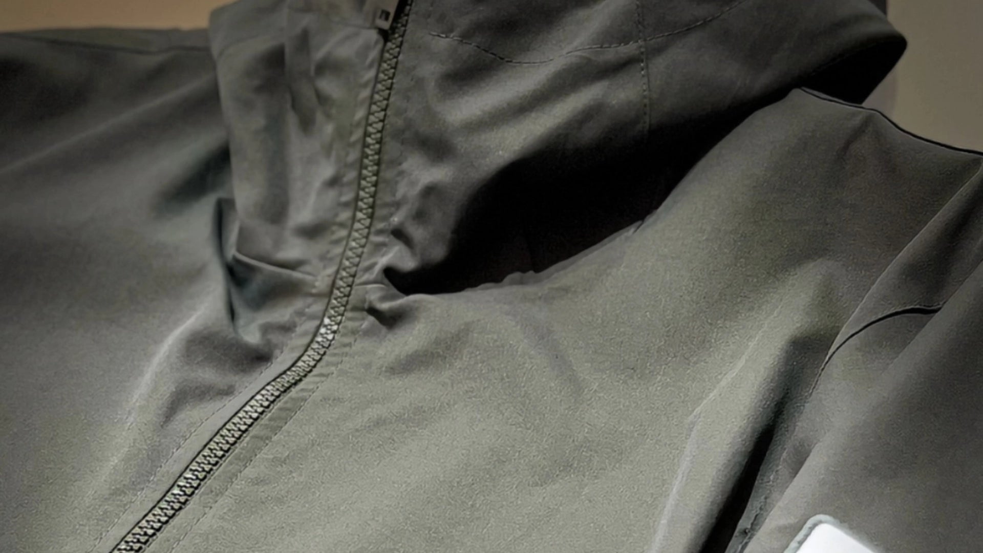 SWAY | Haki Asimetrik Hafif Rüzgarlık Mont / Unisex yakın çekim banner