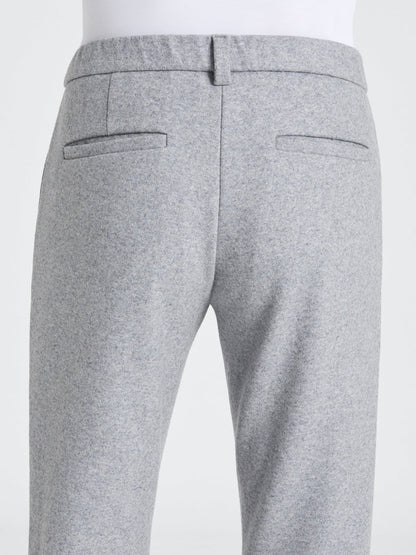 Gri yünlü spor pantolon.