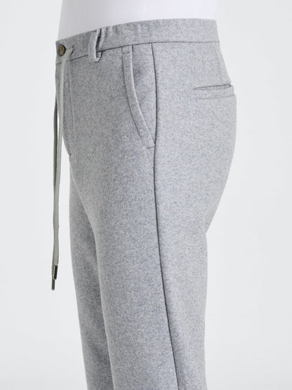 Gri yünlü spor pantolon.