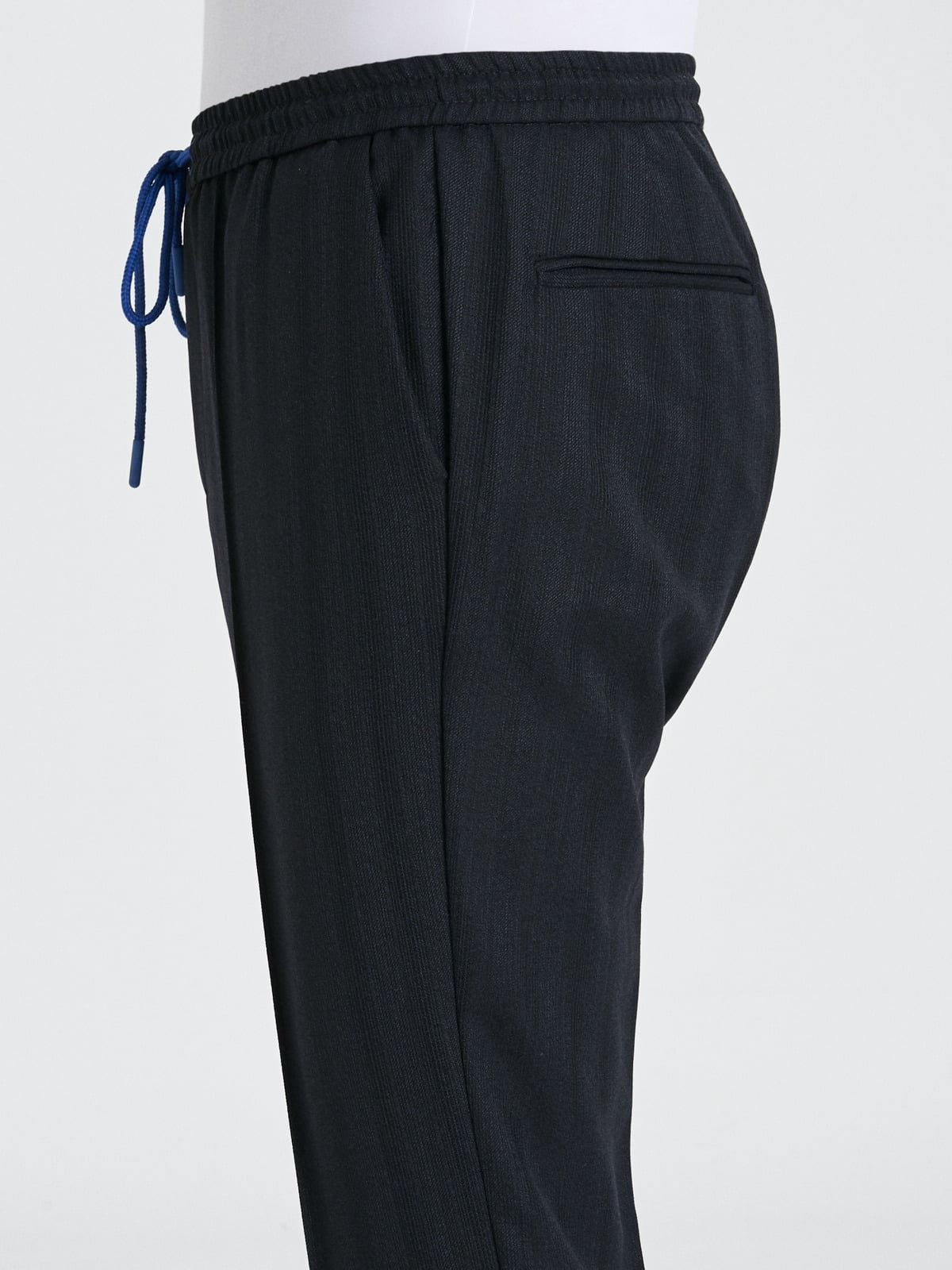 Lacivert ipli model çizgili pantolon.